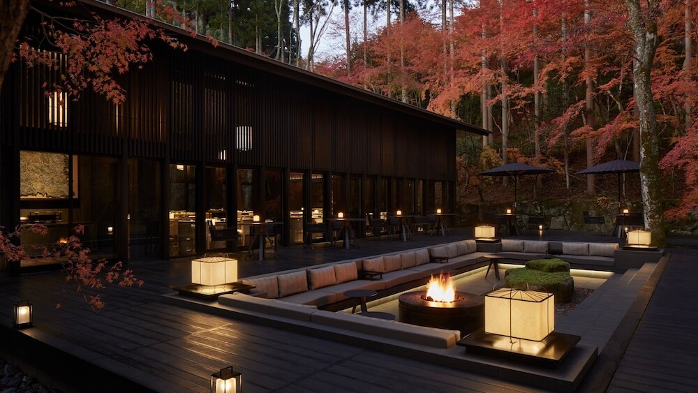 静寂にともる光と紅葉が織りなす、秋宵のひととき。（ザ・リビング パビリオン by アマン）