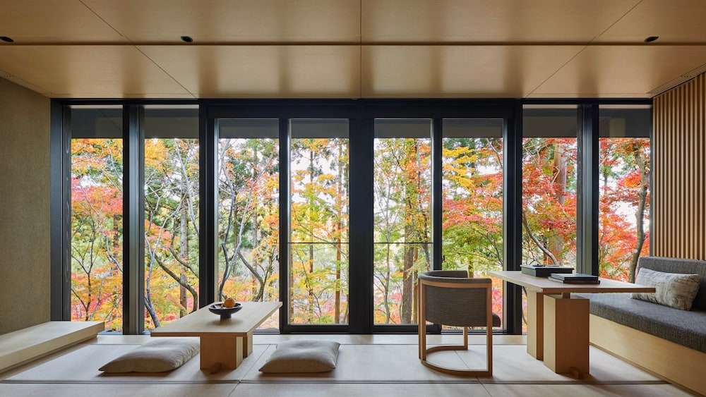 静けさの中に色が重なる、客室からの紅葉風景。