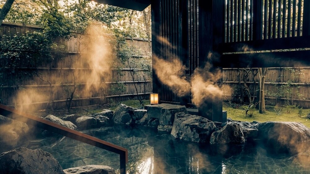 森に溶け込む露天風呂で、紅葉と共に深呼吸。