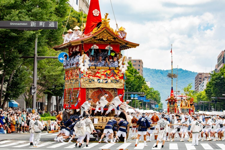 山鉾巡行のハイライト「辻廻し」