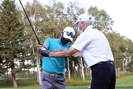  青木プロとレッスンを受ける参加者の男性