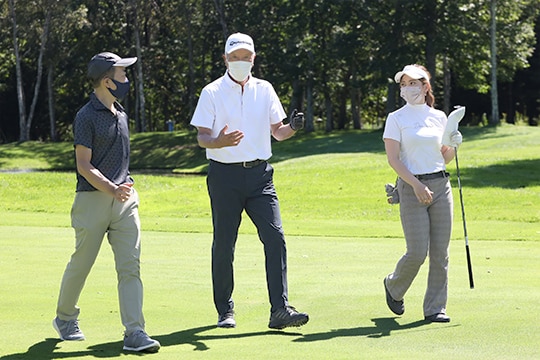  コース上を歩きながら会話する青木プロと参加者