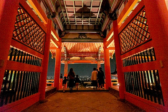 鐘の音に導かれて境内へ。