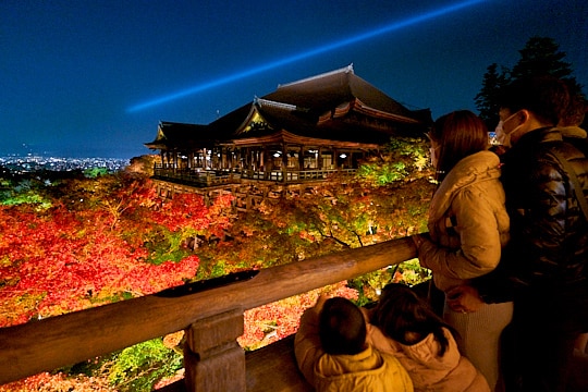 清水の舞台と紅葉の幻想的な美