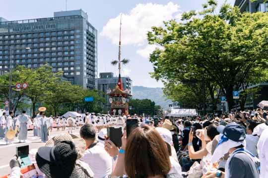 時代を伝承する山鉾の装飾は「動く美術館」
