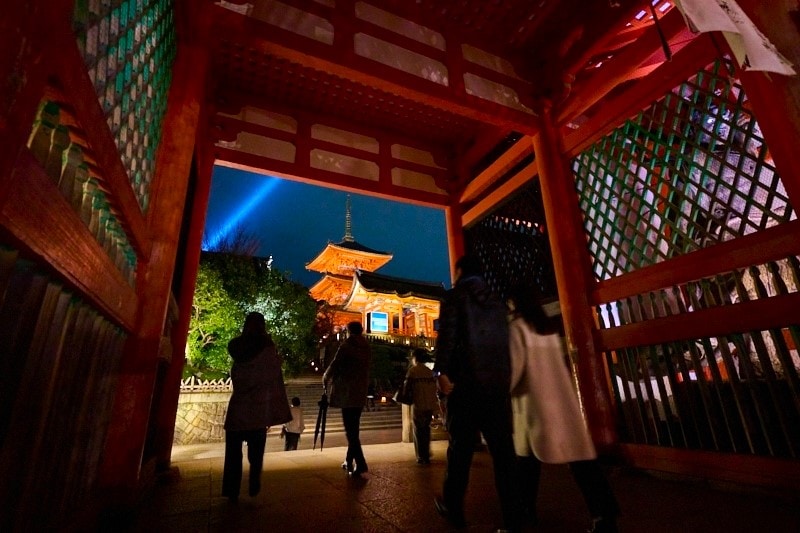 非日常な清水寺の世界へ