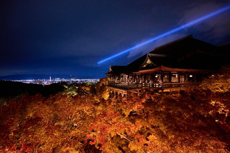 光に浮かぶ「清水の舞台」