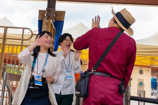 その一夜の期待を胸に、笑顔で入場。特別なひとときのはじまり。												