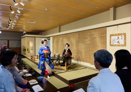 美しい芸妓のお点前で華やぐお茶席で一服			