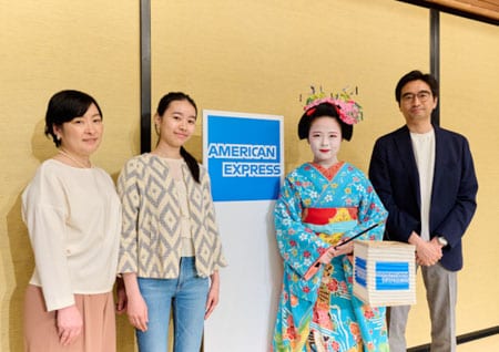 舞台前の舞妓との記念撮影は、アメックス貸切公演だけの特別な体験