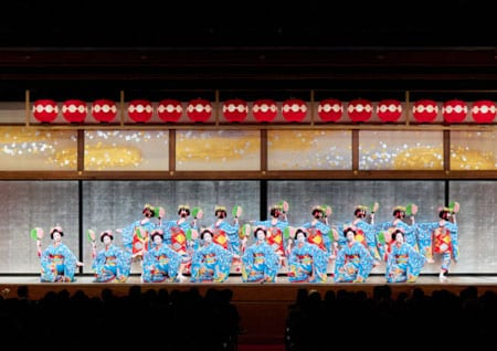 華やかな都をどりの随所に受け継がれる伝統美