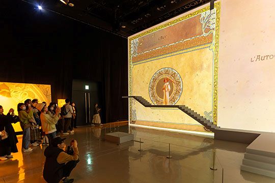 ミュシャの人生と後世に与えた影響を、学術的な視点と多彩な空間演出で紹介