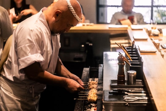 唯一無二の技で焼き上げていく池川氏の手元にくぎ付け