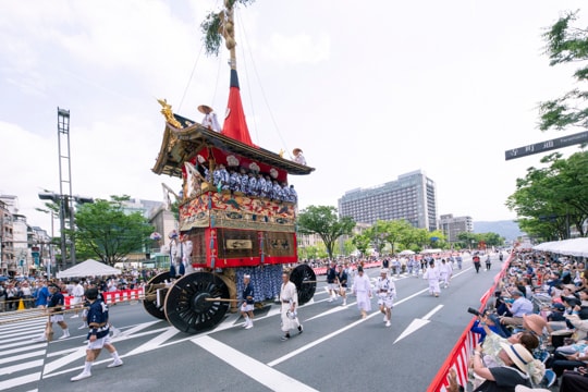 山鉾巡行は、歴史と美が融合した一大絵巻。「動く美術館」の美を愛でる									