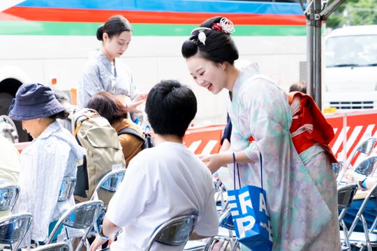 涼やかな浴衣姿の芸舞妓のもてなしや、専用避暑テントでの納涼			