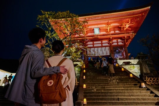 梵鐘の音色とライトアップされた文化財の建物。幻想的な空間に身を委ね、心が高鳴る幕開け。								