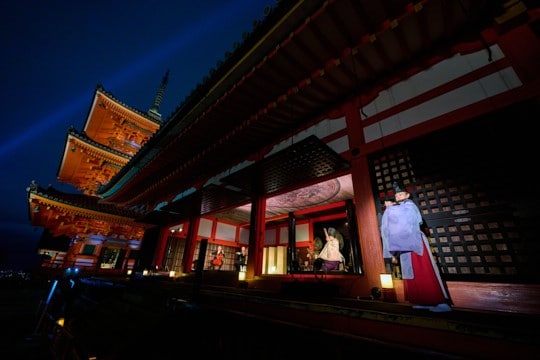 世界遺産登録30周年を記念した、通常非公開の経堂での特別記念演奏。和洋の楽器が共鳴し、境内は幽玄な雰囲気に。		