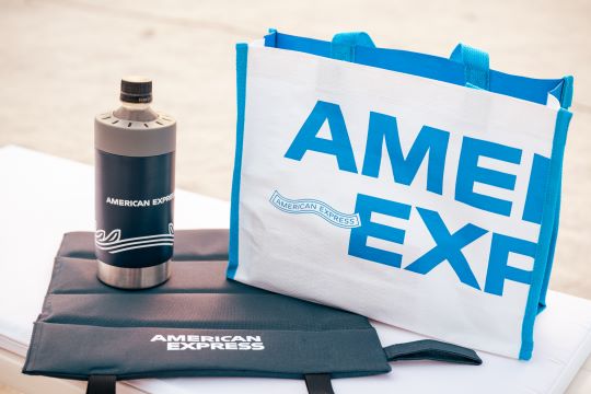 鑑賞のお供に、アメックスのオリジナルグッズをプレゼント				