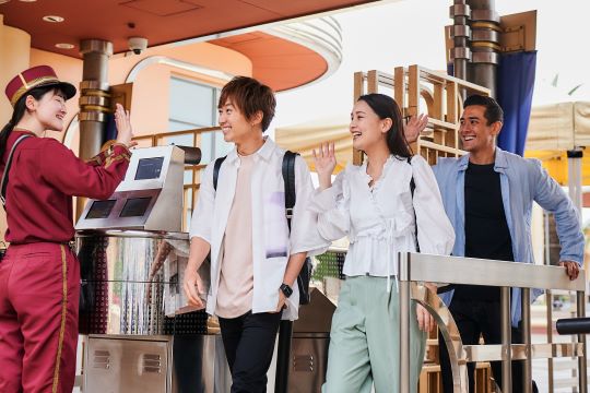 まずはユニバーサル・グローブで記念撮影。クレデンシャルを受け取ると期待は急加速。																						
																						
																													