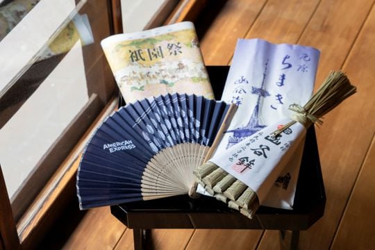 祇園祭ならではの函谷鉾の粽や扇子に、日本の伝統美を感じる