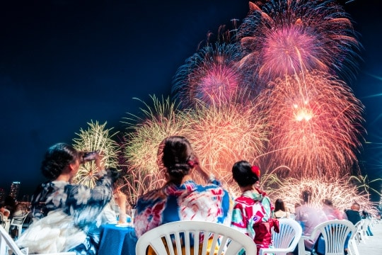 見上げるほどの距離で堪能する、圧巻の花火ショーに感激