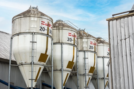 ＫＩの農場に並ぶ、ニッテンの飼料タンク