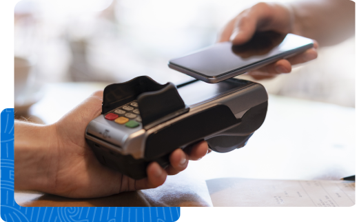 Alguien pagando con su teléfono