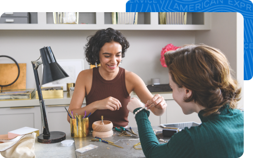 Un comerciante de joyería mostrando un brazalete a un cliente.