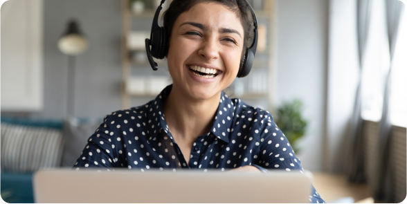 Una mujer con auriculares sonriendo