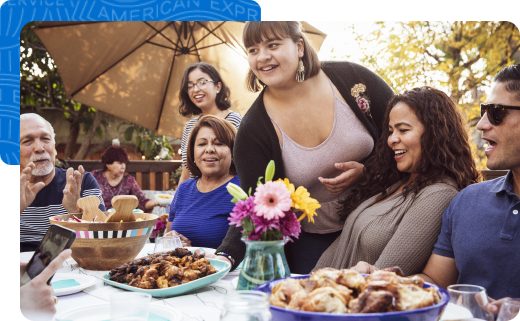 Una familia disfrutando de su comida en el jardín