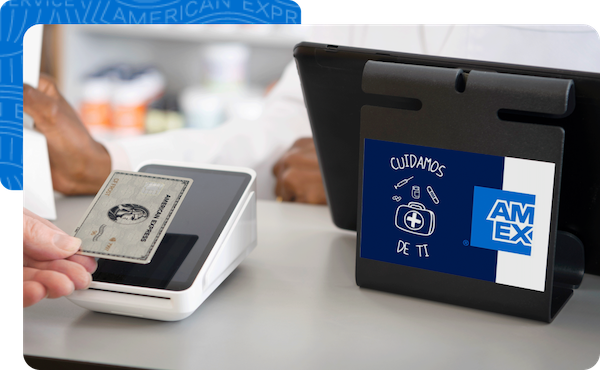 Un cliente usando su tarjeta American Express en la farmacia junto a un cartel de American Express que dice "Nosotros cuidamos de ti."