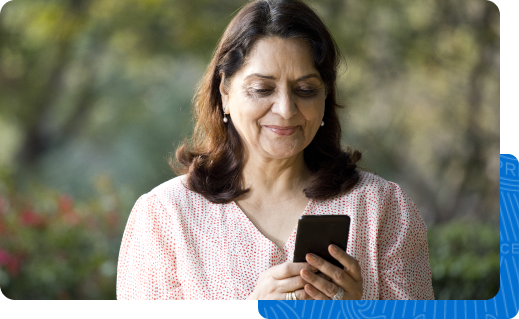Una mujer revisando su cuenta en su teléfono
