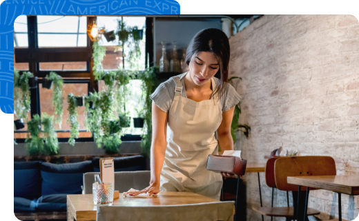 Camarera limpiando las mesas en un restaurante