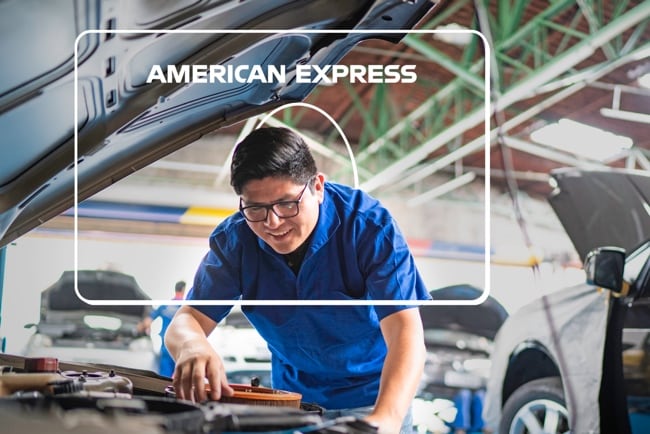 hombre mirando auto nuevo