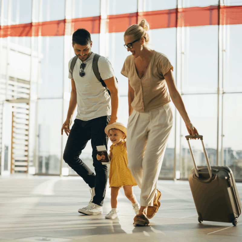 Een vrouw kijkt in de luchthaven lounge naar buiten