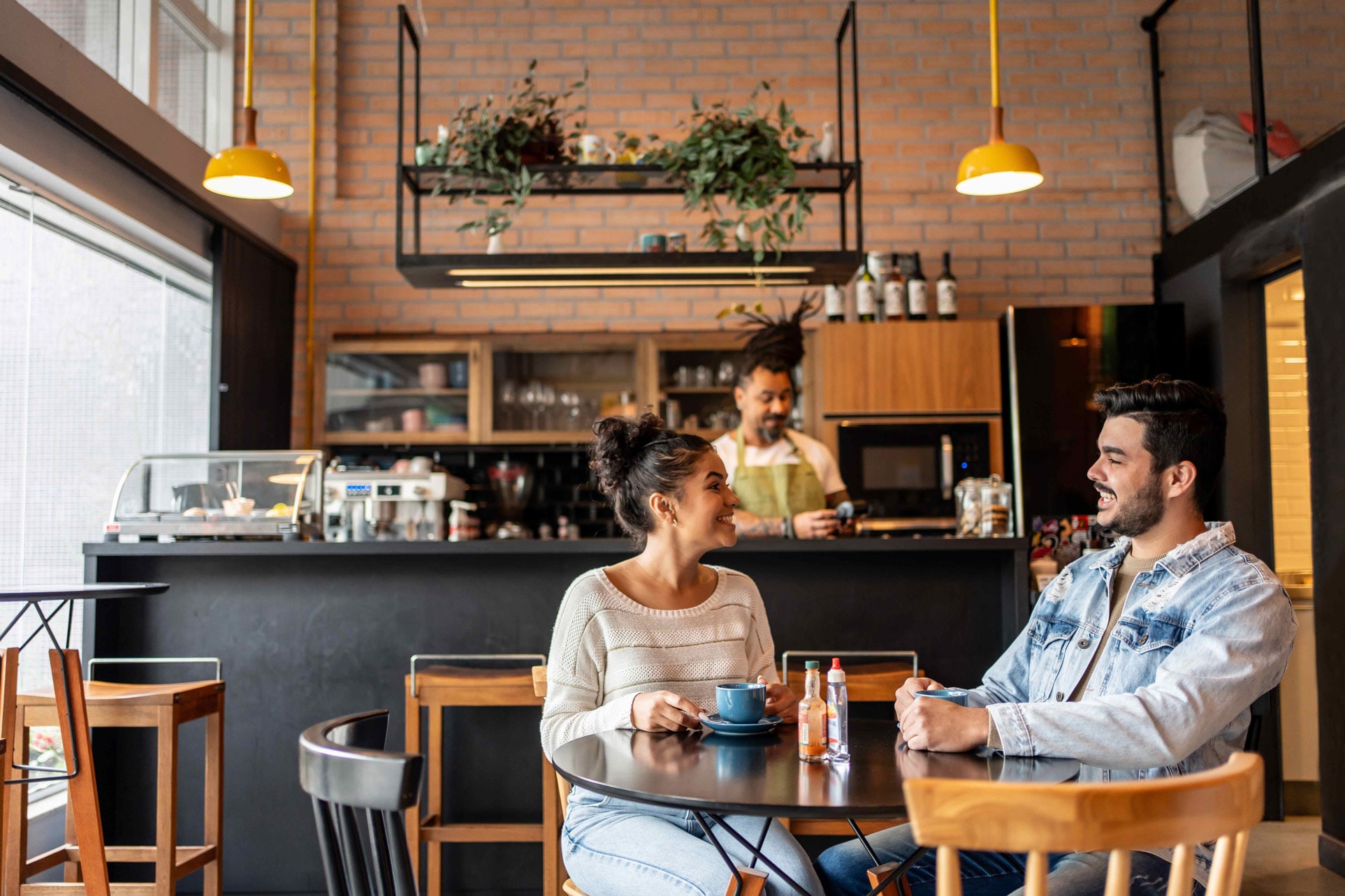 Twee bezoekers in een koffie bar
