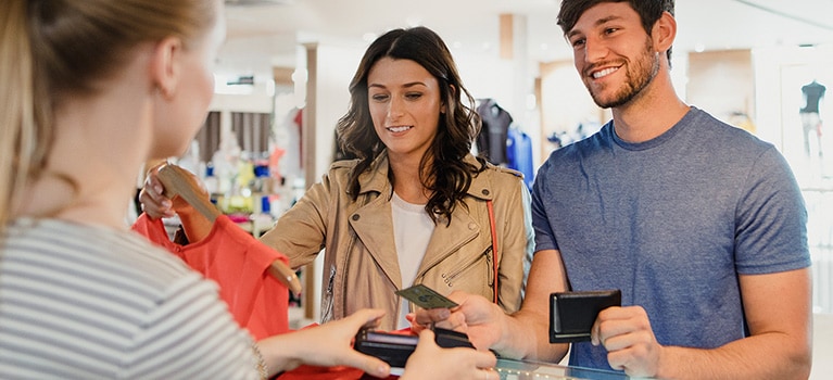 Mesa vista de cima com diferentes pratos como carnes fatiadas, saladas, cogumelos e tomates.

