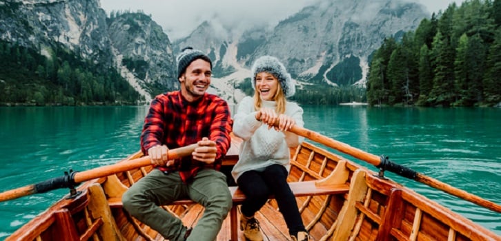 Homem branco e grisalho, com cerca de 55 anos falando ao celular e semblante feliz.