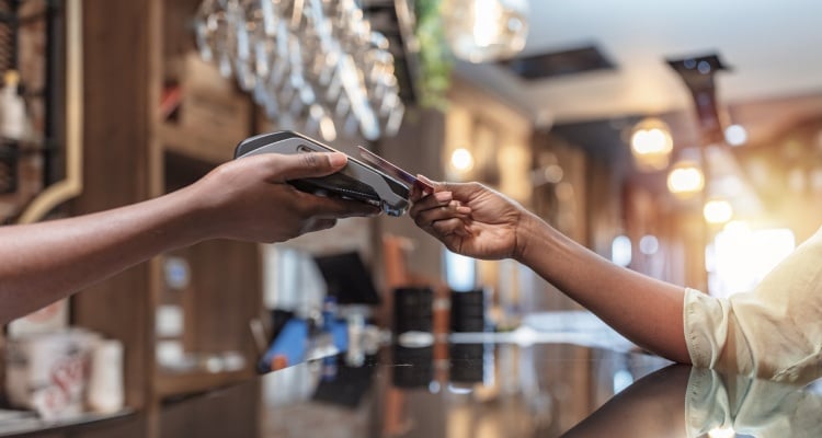 Hvis du har mer enn ett kort med kontaktløs teknologi i lommeboken