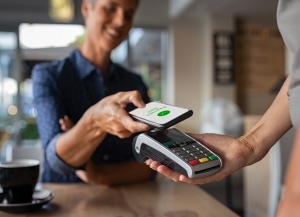 customer paying with contactless digital wallet