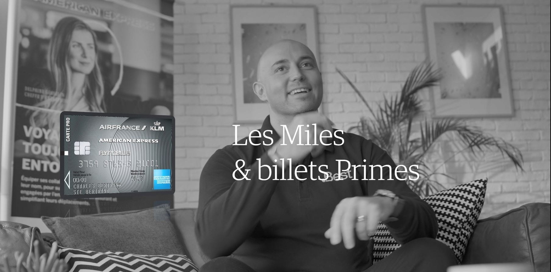 Toni Nadal entraineur et oncle de Raphael Nadal souri, les bras croisés. Derrière lui est affiché une bannière "American Express Business Trends"