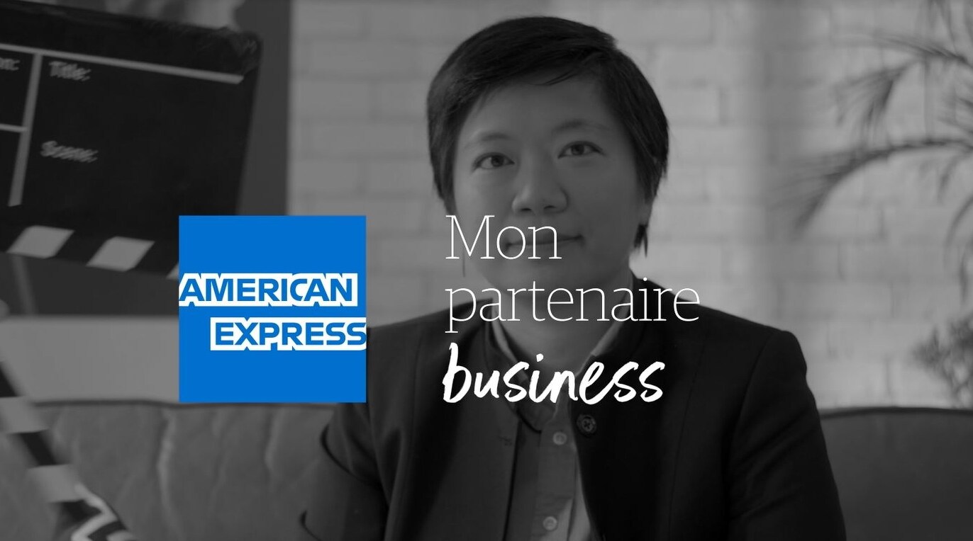 Toni Nadal entraineur et oncle de Raphael Nadal souri, les bras croisés. Derrière lui est affiché une bannière "American Express Business Trends"