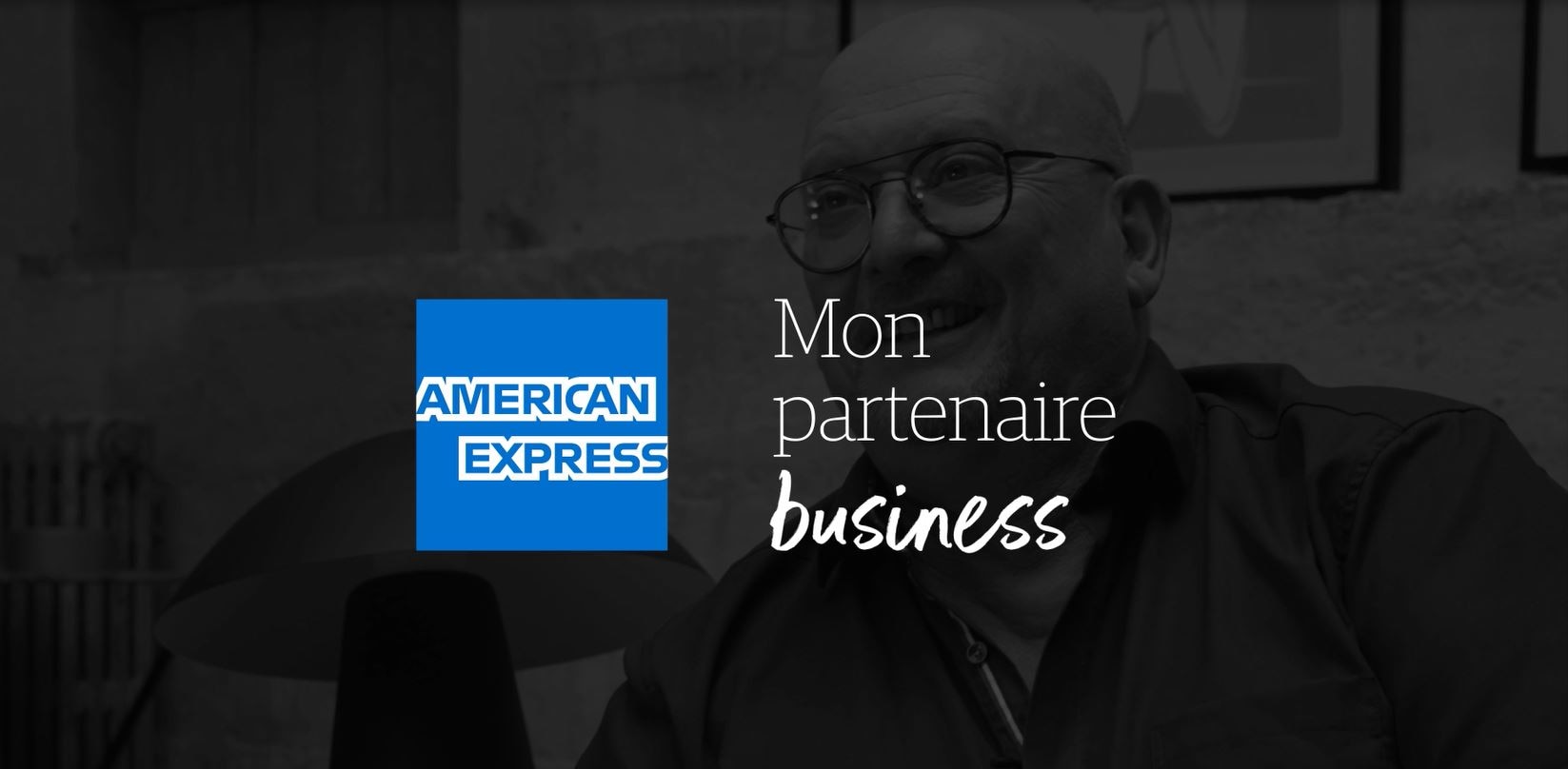 Trois personnes sont regroupées autour du comptoire d'une boutique lumineuse. Un enfant tend la main à celle située derrière le comptoire avec un sourire.