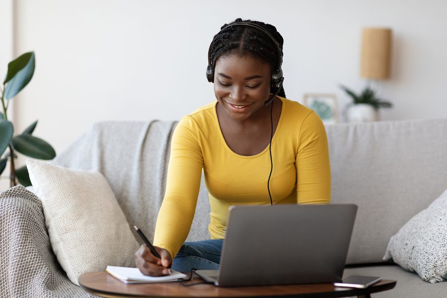 Frau telefoniert mit dem AMEX Help Center