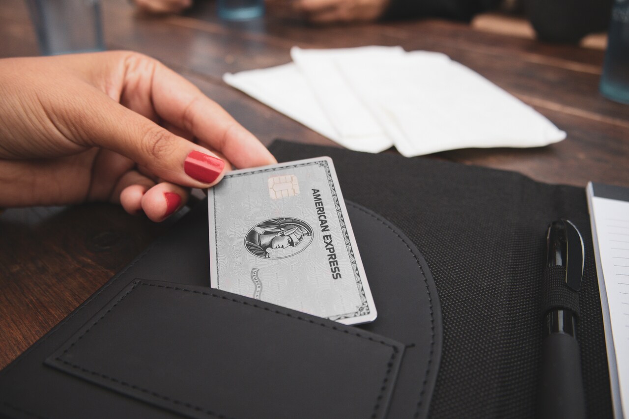 American Express Kreditkarte: Eine blaue Kreditkarte mit dem American Express Logo und einem Chip.