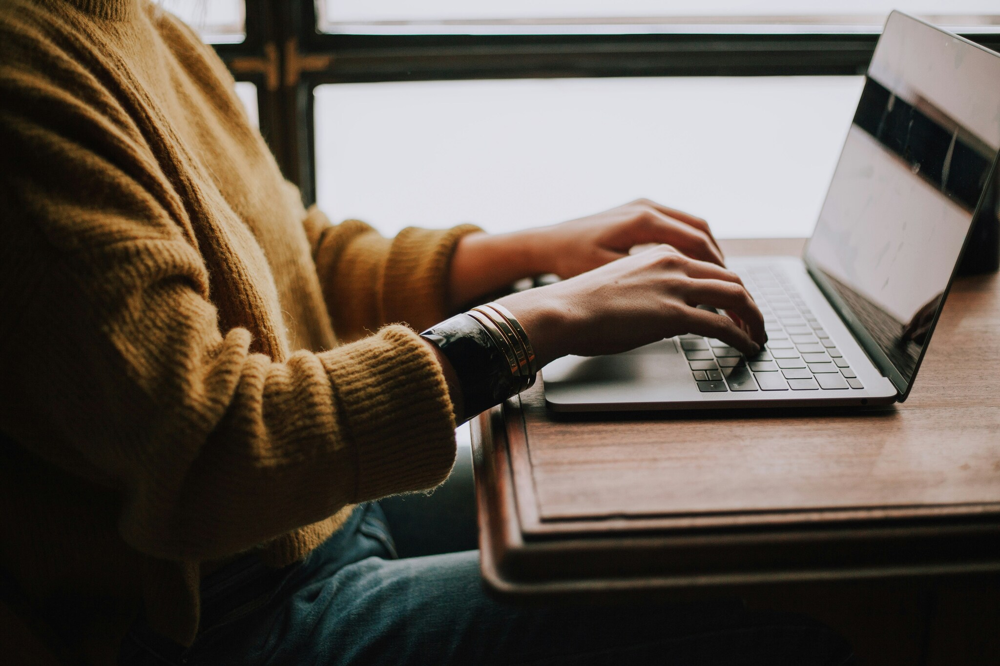 Eine Person sitzt am Laptop und verfasst eine Vollmacht.