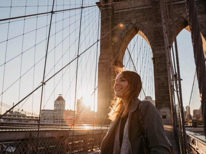 Frau auf Bruecke, im Hintergrund einen Skyline