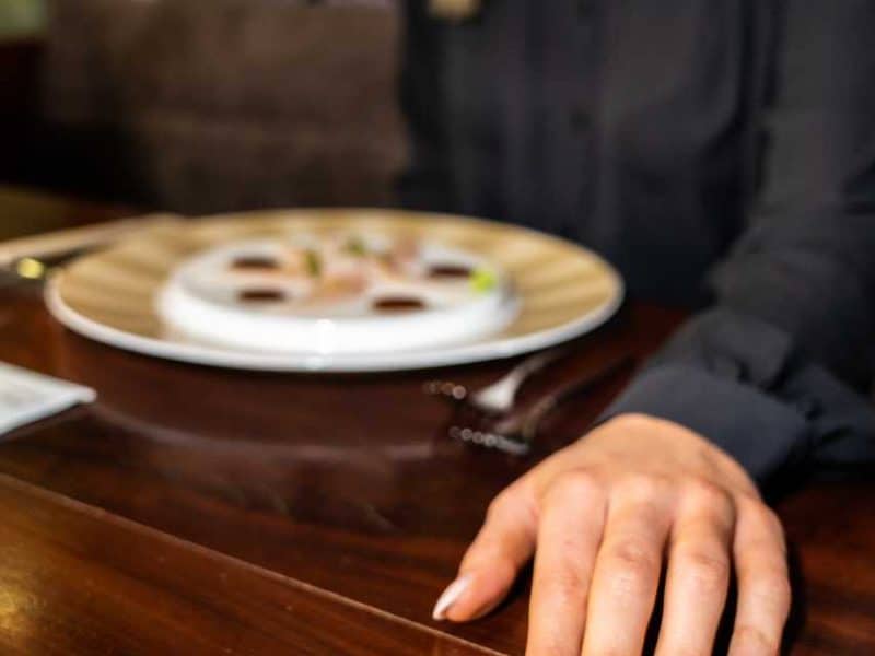 Frau zahlt mit einer AMEX Platinum Karte das Essen