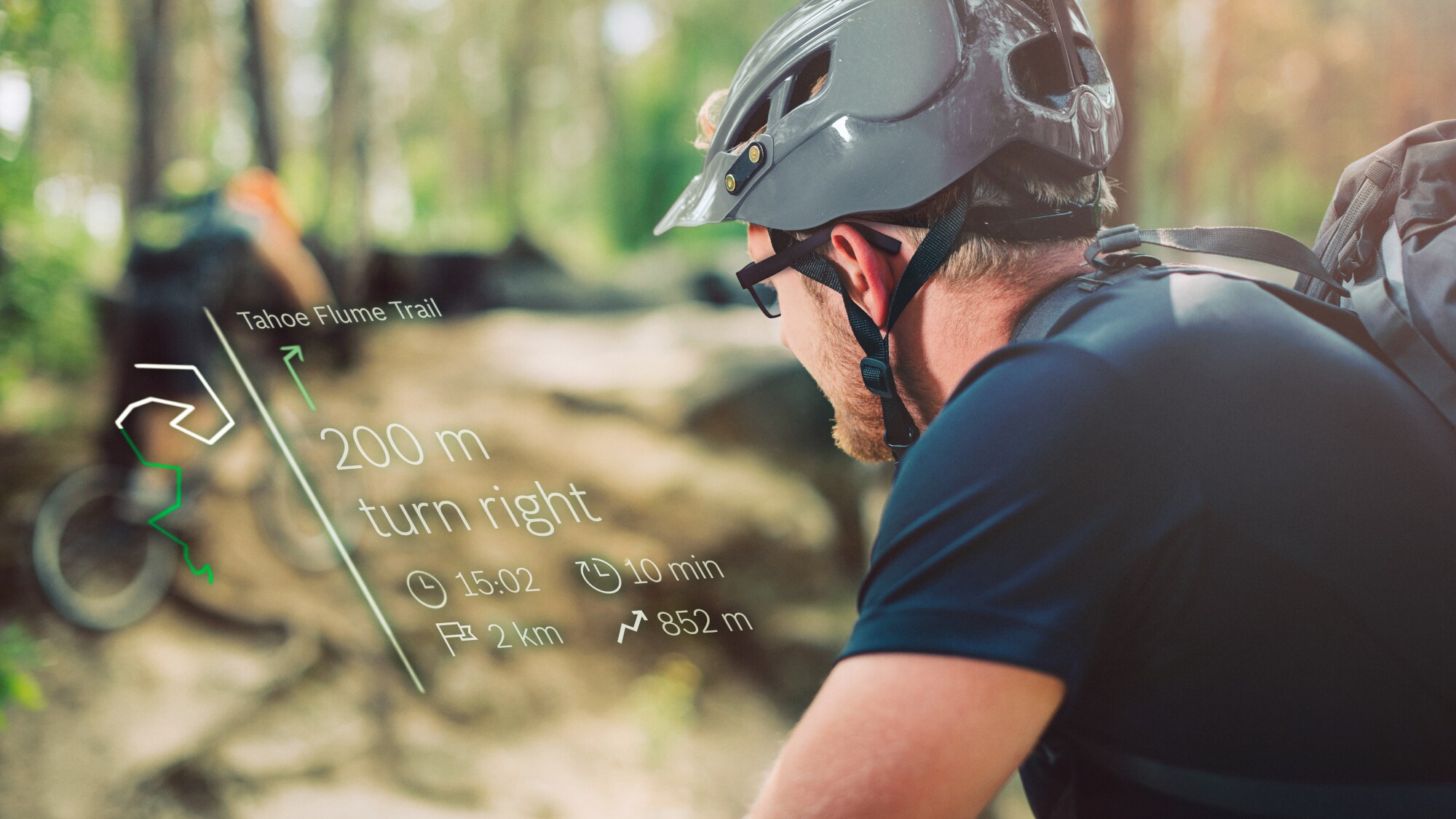 Ein Radfahrer mit Helm wird mithilfe des Light Drive Systems von Bosch navigiert Ein Radfahrer mit Helm wird mithilfe des Light Drive Systems von Bosch navigiert