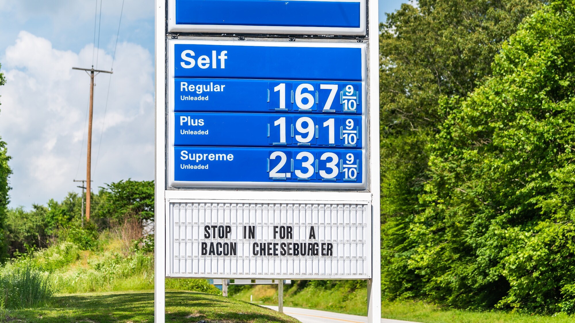 Eine blaue Anzeigetafel mit Benzinpreisen in den USA